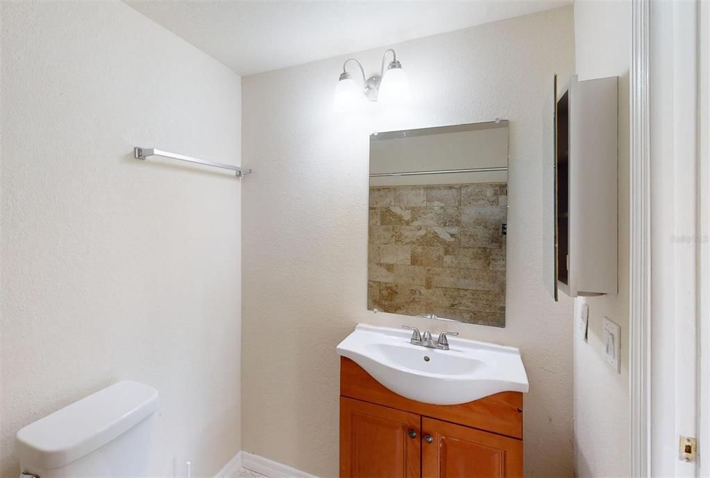 For Sale: $230,000 (2 beds, 2 baths, 917 Square Feet)