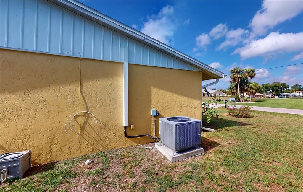 For Sale: $240,000 (2 beds, 2 baths, 917 Square Feet)