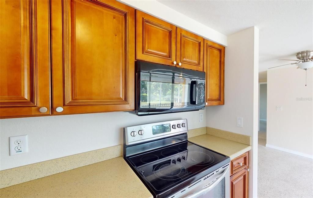 For Sale: $230,000 (2 beds, 2 baths, 917 Square Feet)