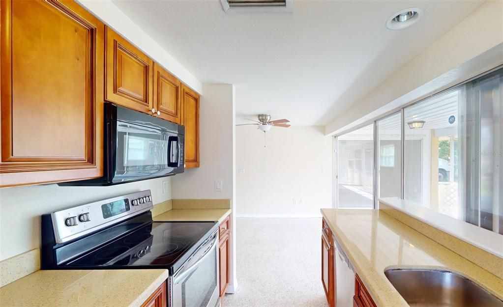 For Sale: $230,000 (2 beds, 2 baths, 917 Square Feet)