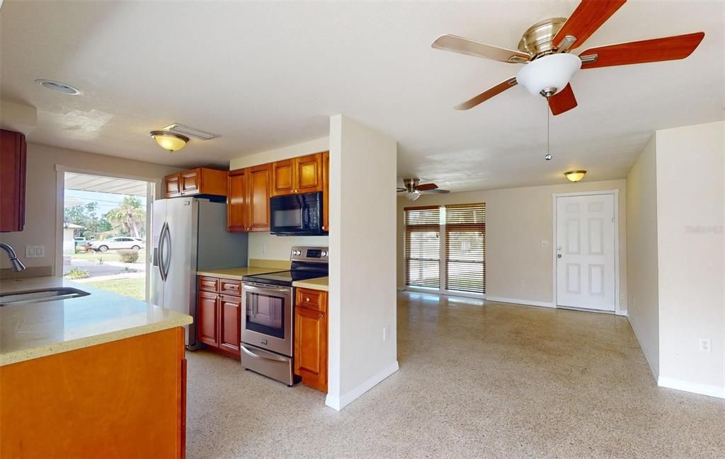 For Sale: $240,000 (2 beds, 2 baths, 917 Square Feet)