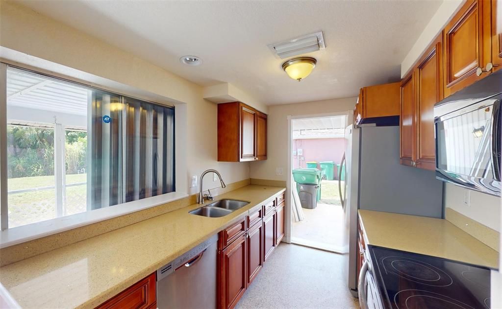 For Sale: $240,000 (2 beds, 2 baths, 917 Square Feet)