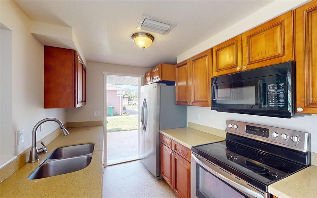 For Sale: $240,000 (2 beds, 2 baths, 917 Square Feet)