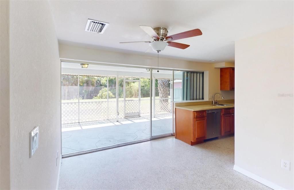 For Sale: $240,000 (2 beds, 2 baths, 917 Square Feet)