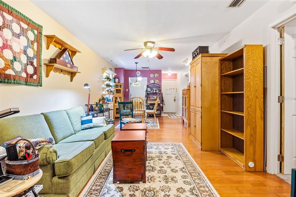 For Sale: $150,000 (2 beds, 2 baths, 981 Square Feet)