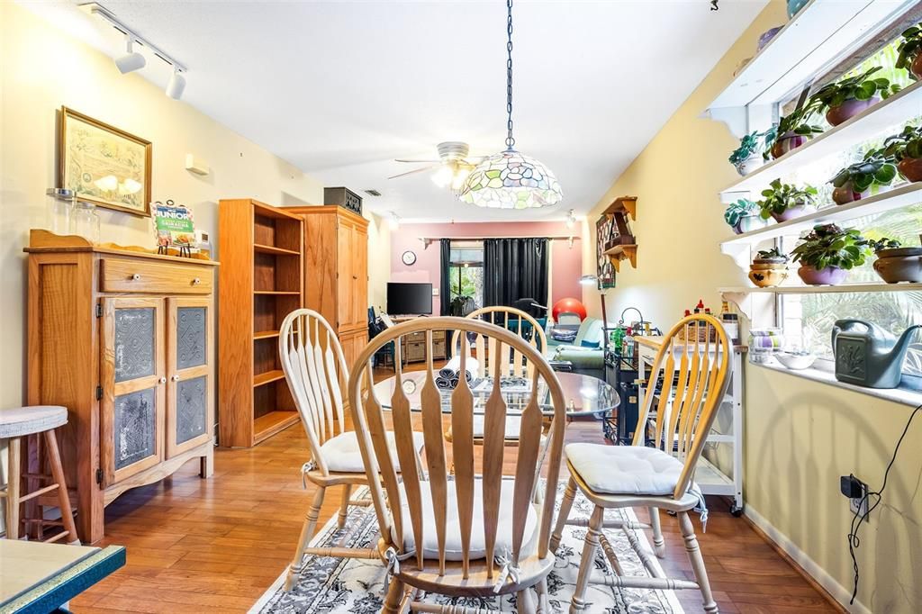 For Sale: $150,000 (2 beds, 2 baths, 981 Square Feet)