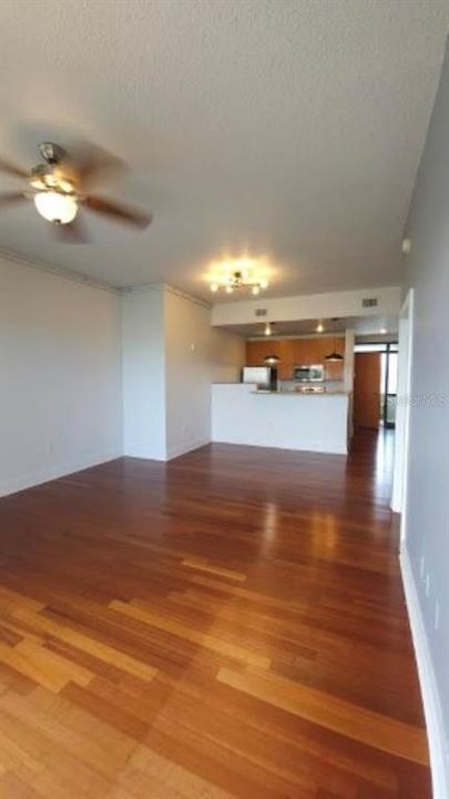 For Rent: $2,175 (1 beds, 1 baths, 906 Square Feet)