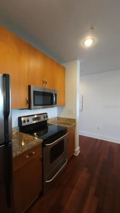 For Rent: $2,175 (1 beds, 1 baths, 906 Square Feet)