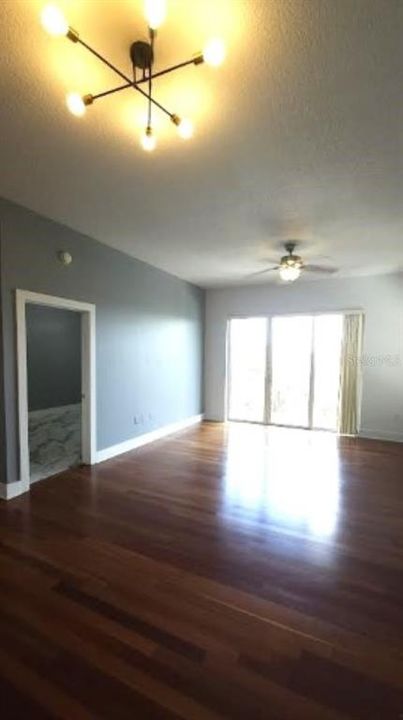 For Rent: $2,175 (1 beds, 1 baths, 906 Square Feet)