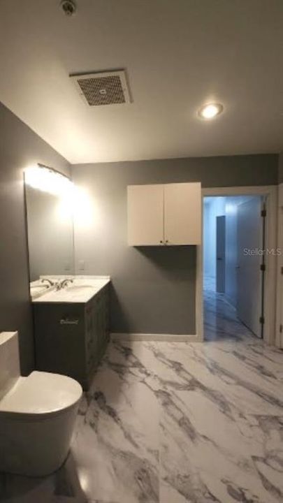 For Rent: $2,175 (1 beds, 1 baths, 906 Square Feet)