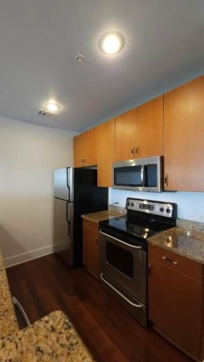 For Rent: $2,175 (1 beds, 1 baths, 906 Square Feet)