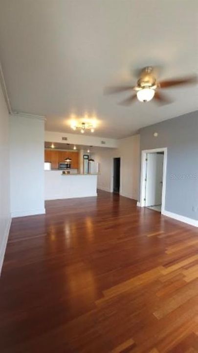 For Rent: $2,175 (1 beds, 1 baths, 906 Square Feet)