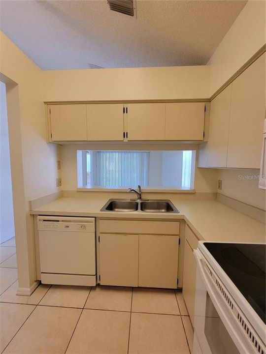 For Sale: $215,000 (2 beds, 1 baths, 785 Square Feet)