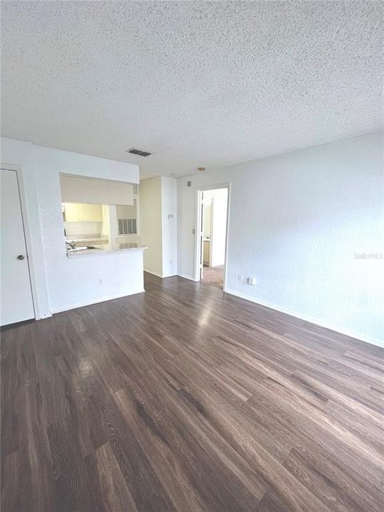 For Sale: $184,900 (1 beds, 1 baths, 583 Square Feet)