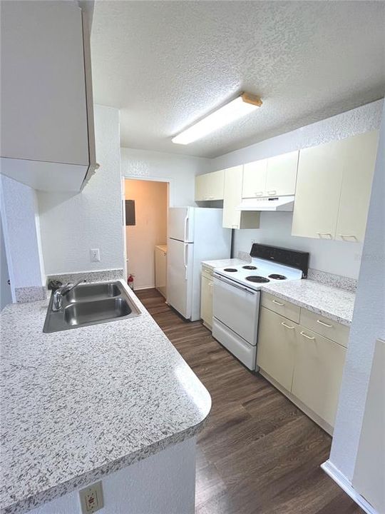 For Sale: $184,900 (1 beds, 1 baths, 583 Square Feet)