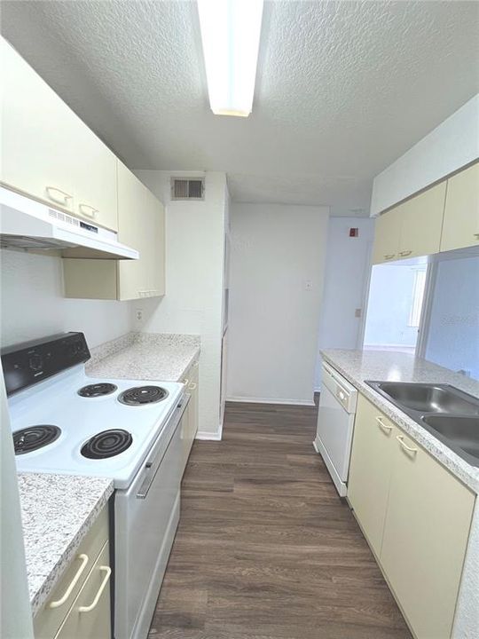 For Sale: $184,900 (1 beds, 1 baths, 583 Square Feet)