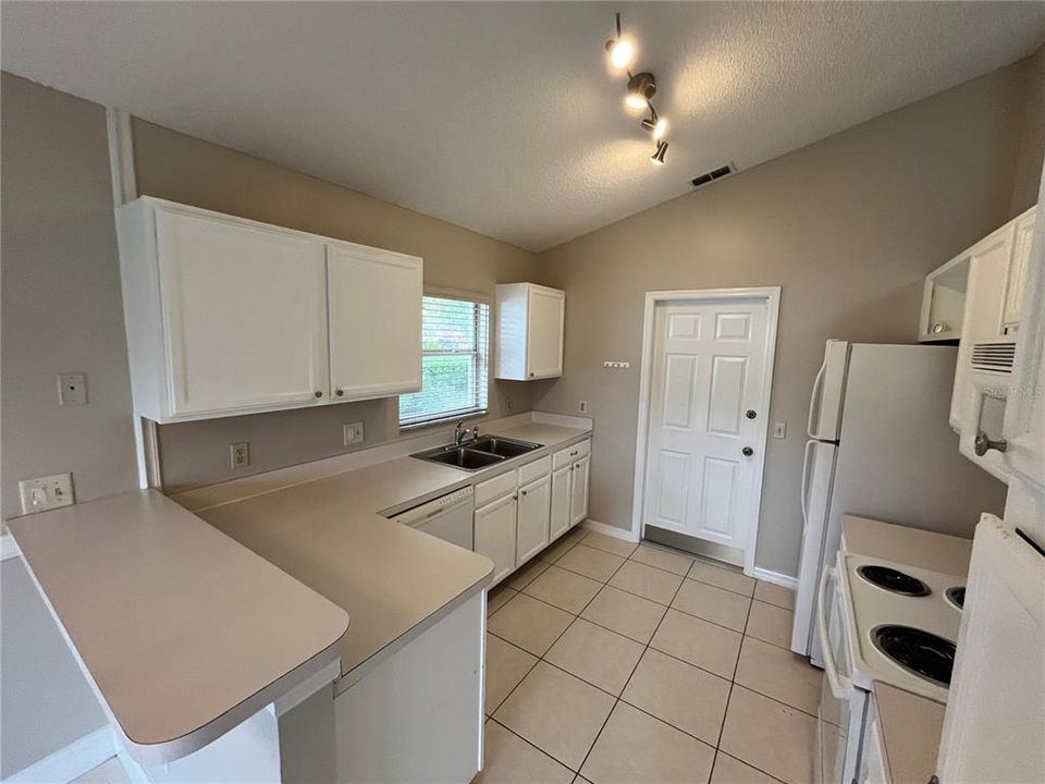 For Rent: $2,299 (3 beds, 2 baths, 1371 Square Feet)