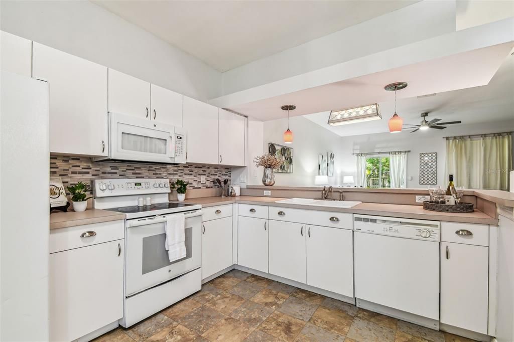 Active With Contract: $335,000 (3 beds, 2 baths, 1465 Square Feet)