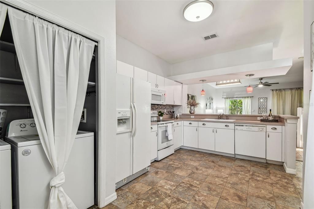 Active With Contract: $335,000 (3 beds, 2 baths, 1465 Square Feet)