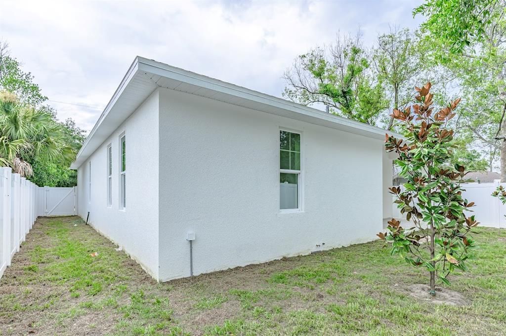 For Sale: $385,000 (3 beds, 2 baths, 1437 Square Feet)