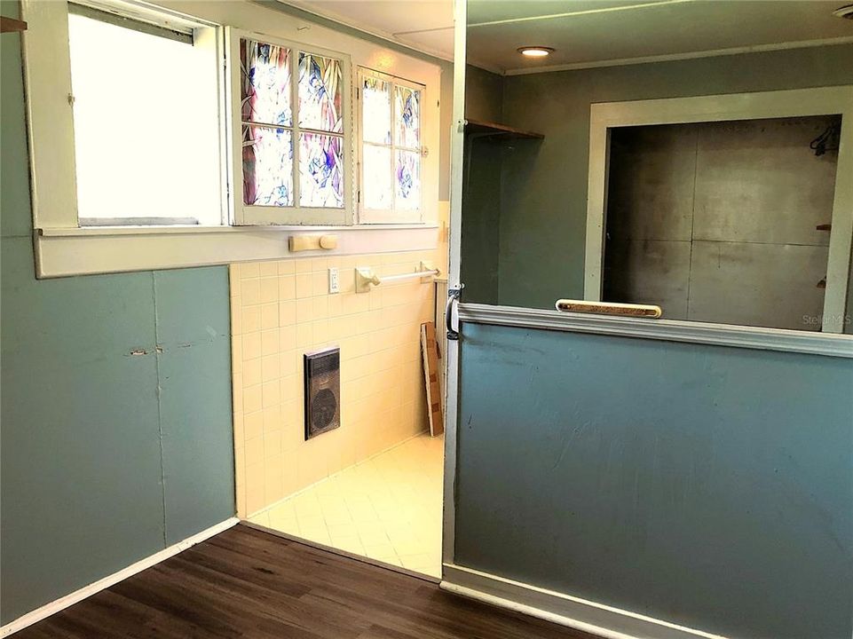 SHOWER VANITY & WATER CLOSET 6 OPENING FAUX STAINED WINDOWS