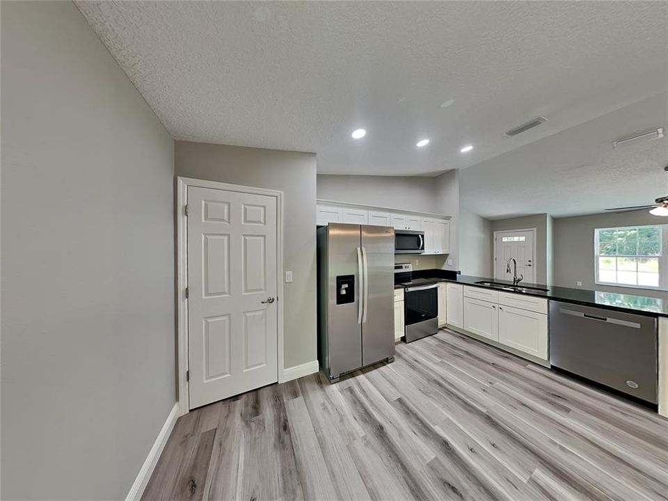 For Rent: $1,699 (3 beds, 2 baths, 1405 Square Feet)