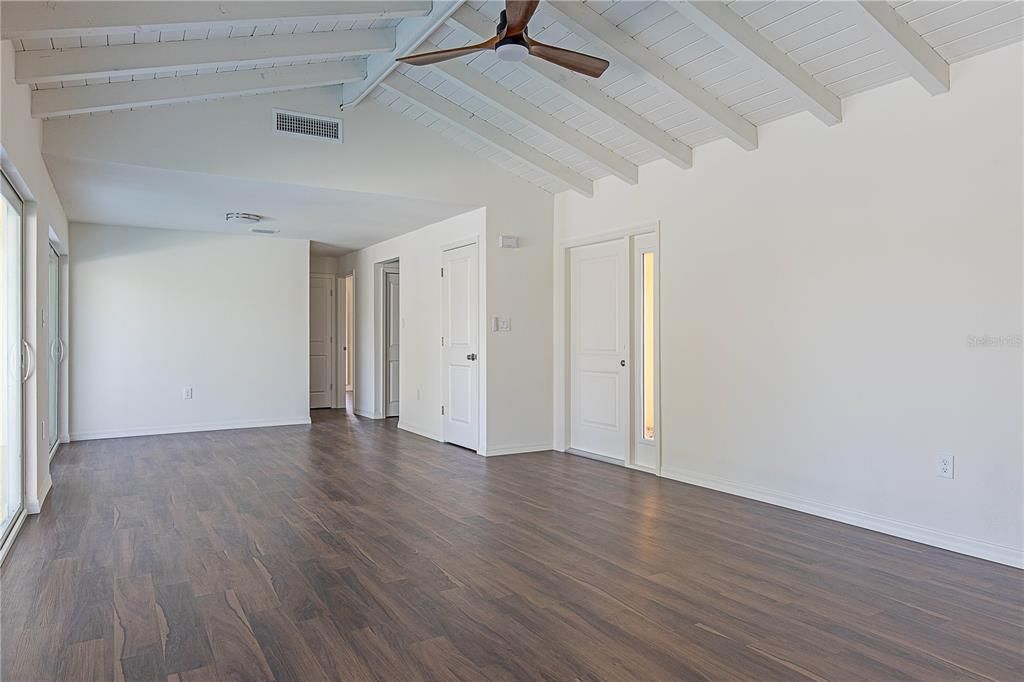 Active With Contract: $349,000 (2 beds, 2 baths, 1240 Square Feet)