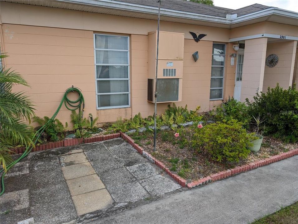 For Sale: $155,000 (2 beds, 1 baths, 888 Square Feet)