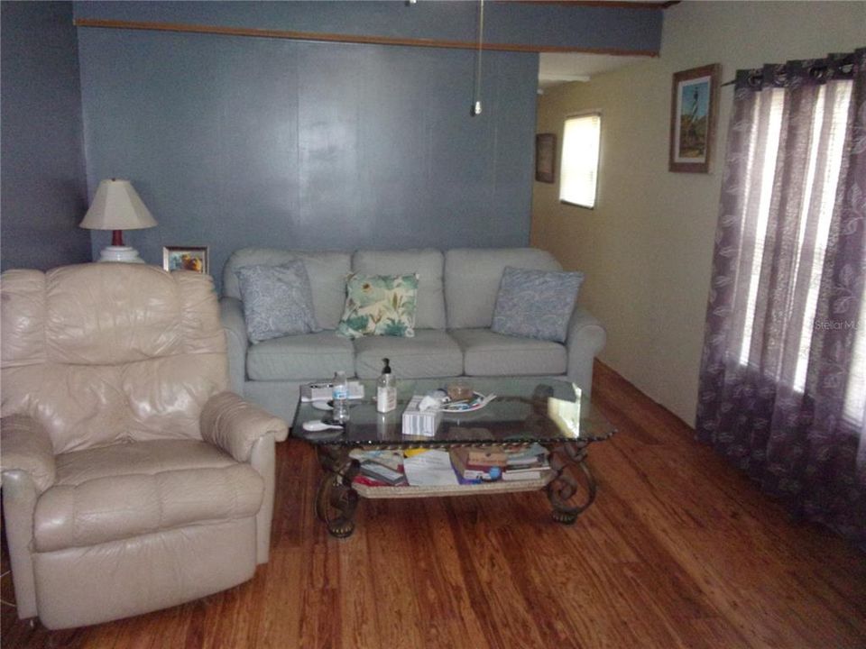 For Sale: $125,000 (2 beds, 1 baths, 672 Square Feet)