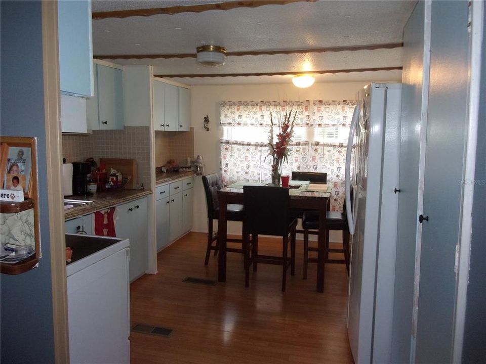 For Sale: $125,000 (2 beds, 1 baths, 672 Square Feet)