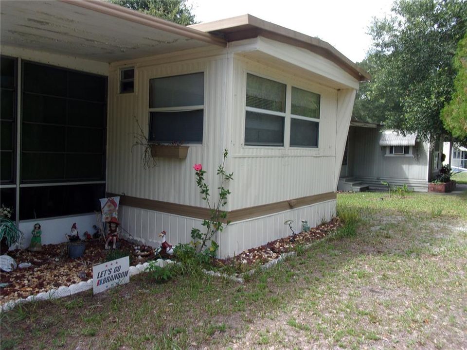 For Sale: $125,000 (2 beds, 1 baths, 672 Square Feet)