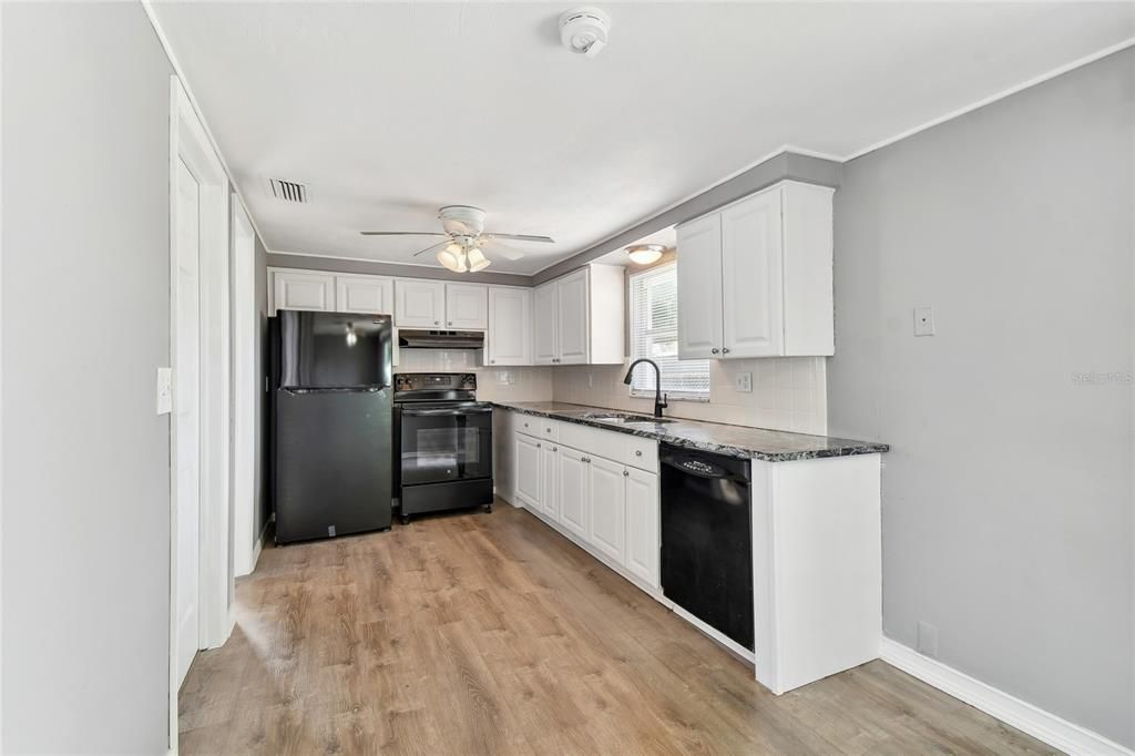 For Sale: $239,500 (2 beds, 1 baths, 1046 Square Feet)