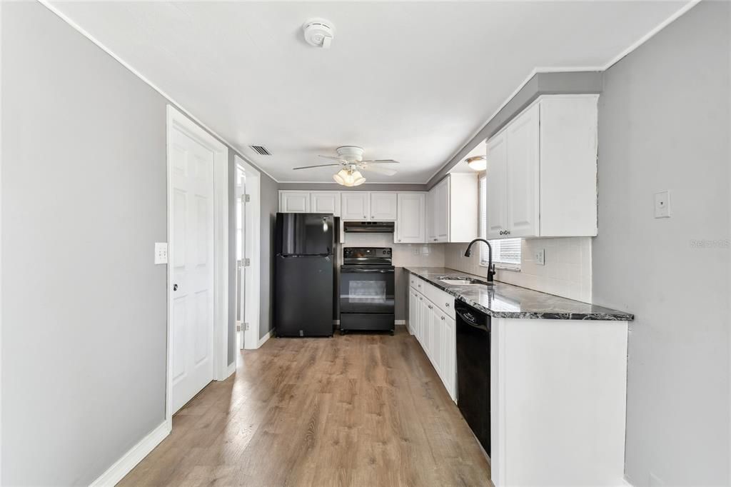 For Sale: $239,500 (2 beds, 1 baths, 1046 Square Feet)