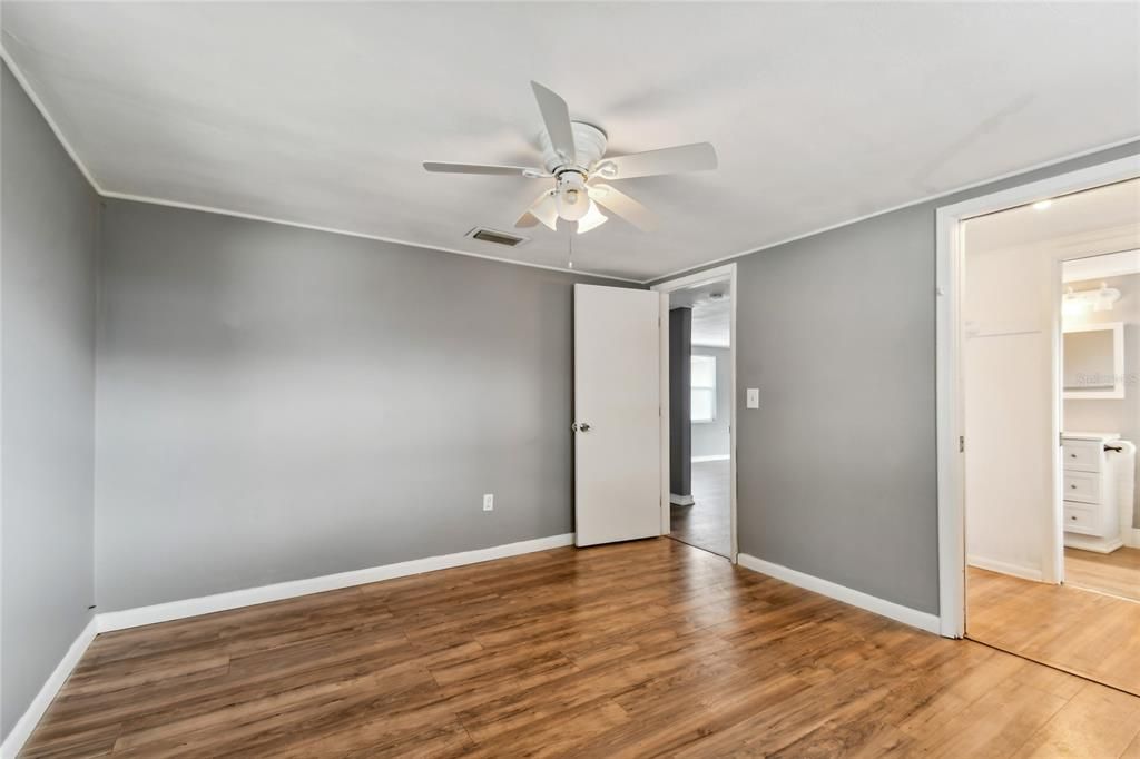 For Sale: $239,500 (2 beds, 1 baths, 1046 Square Feet)