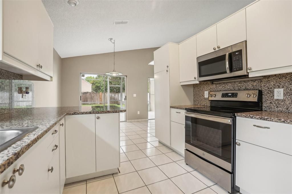 For Sale: $399,900 (3 beds, 2 baths, 1305 Square Feet)