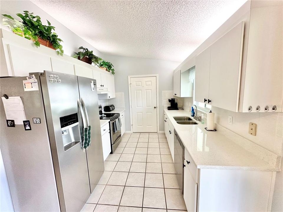 For Sale: $229,900 (2 beds, 2 baths, 1008 Square Feet)