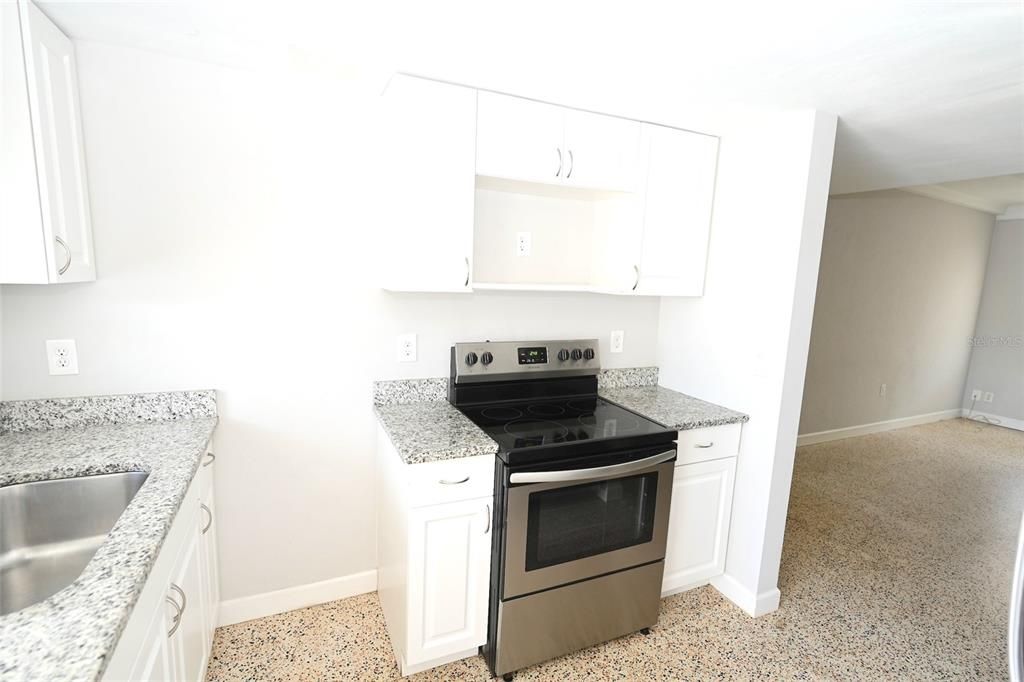 For Rent: $1,900 (2 beds, 1 baths, 800 Square Feet)