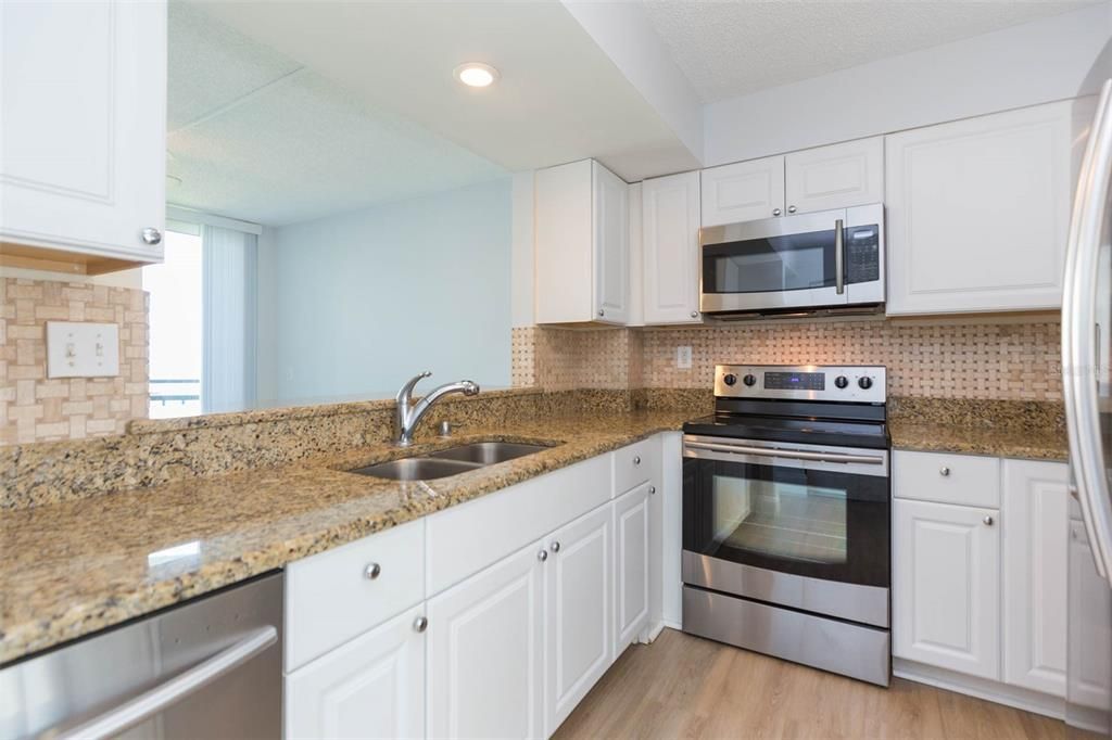 For Sale: $474,900 (2 beds, 2 baths, 1082 Square Feet)