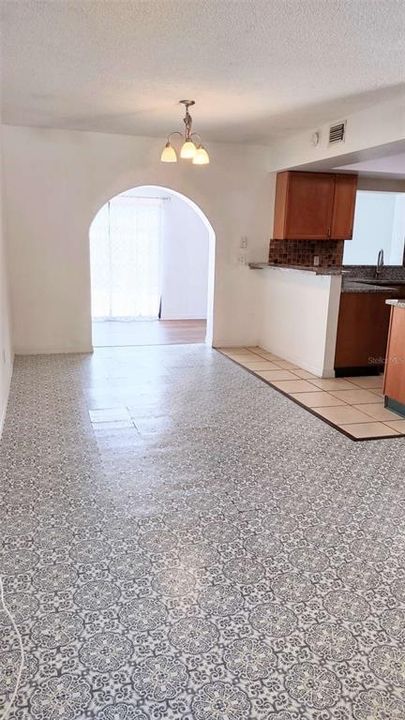 En Venta: $296,800 (4 camas, 2 baños, 1918 Pies cuadrados)