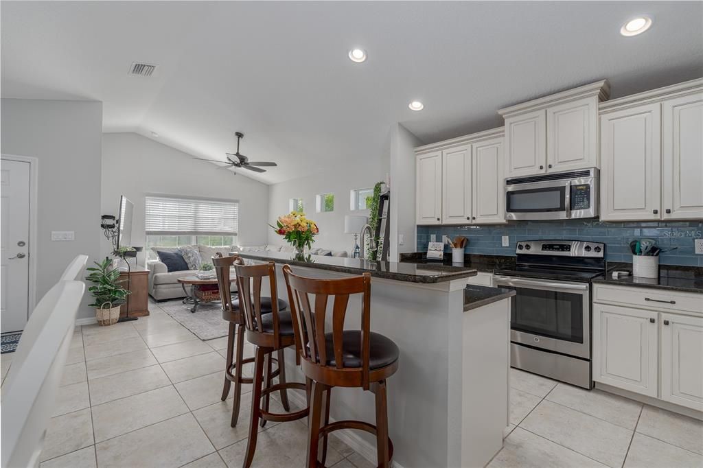 For Sale: $415,000 (2 beds, 2 baths, 1256 Square Feet)