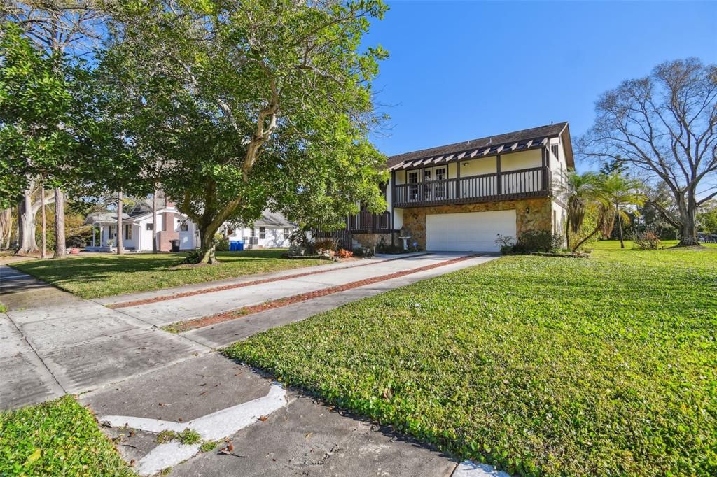 For Sale: $749,999 (3 beds, 2 baths, 1956 Square Feet)