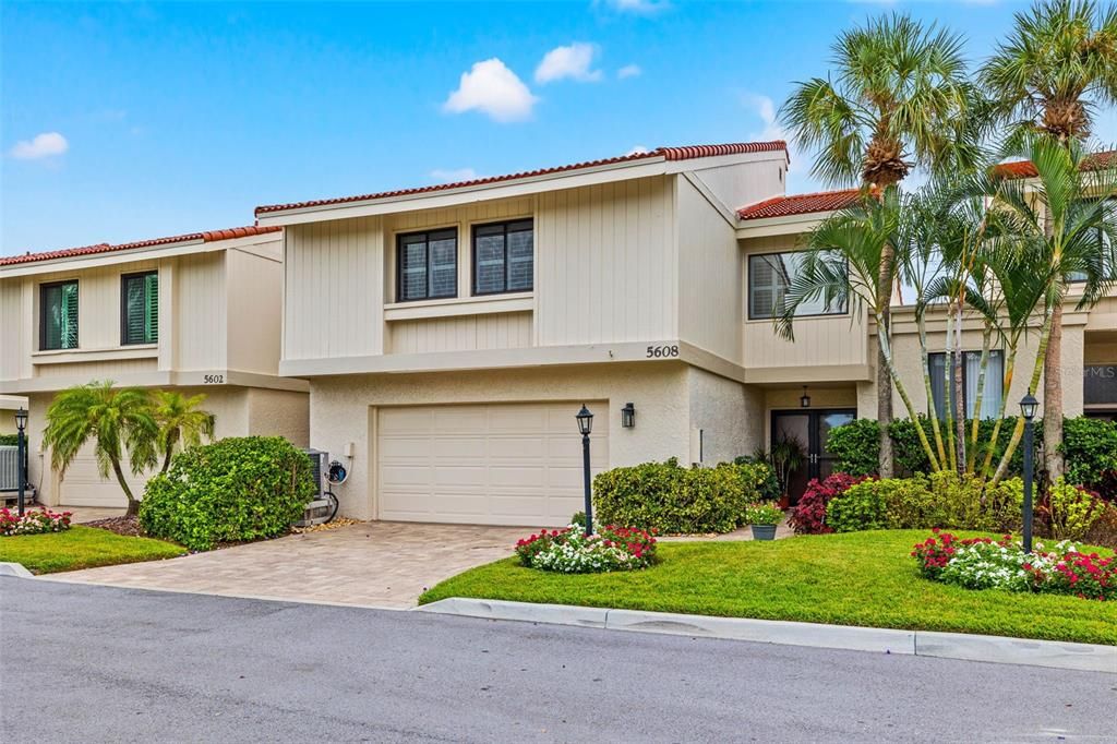 For Sale: $1,025,000 (3 beds, 2 baths, 1915 Square Feet)