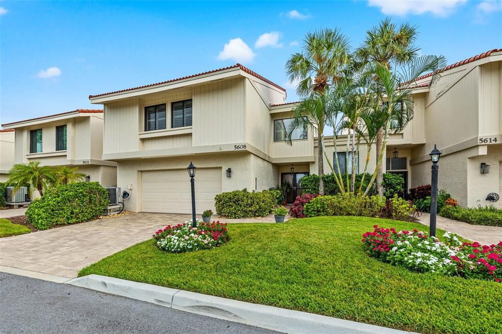 For Sale: $1,025,000 (3 beds, 2 baths, 1915 Square Feet)