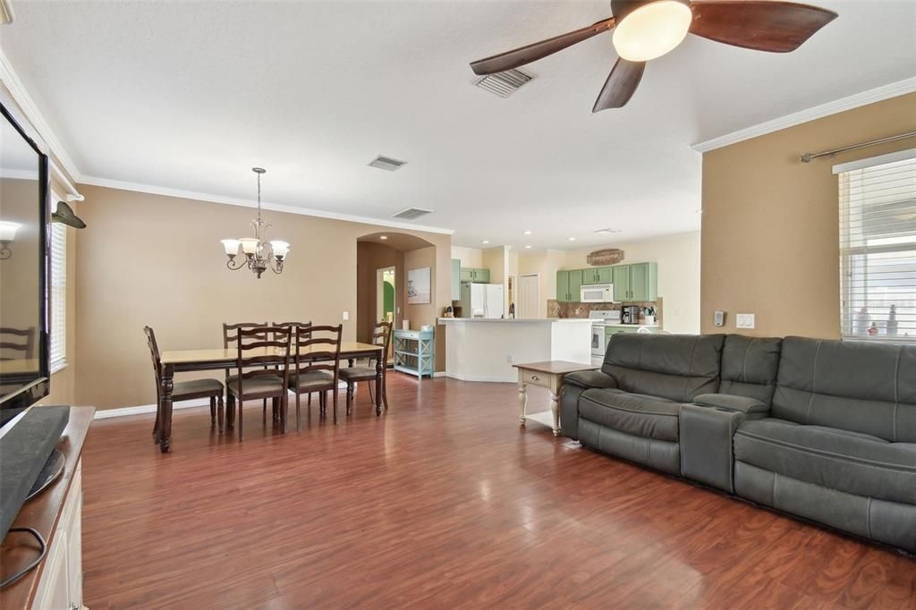 For Sale: $348,000 (3 beds, 2 baths, 1694 Square Feet)