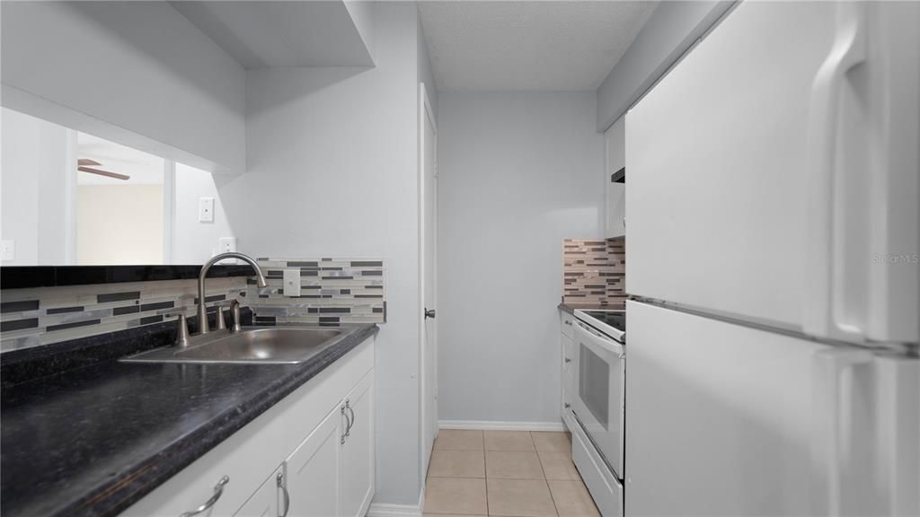 For Sale: $144,990 (1 beds, 1 baths, 700 Square Feet)