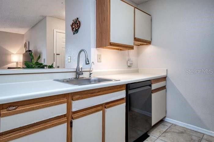 For Sale: $169,900 (1 beds, 1 baths, 729 Square Feet)