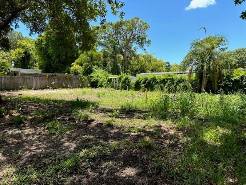 На продажу: $105,000 (0.14 acres)