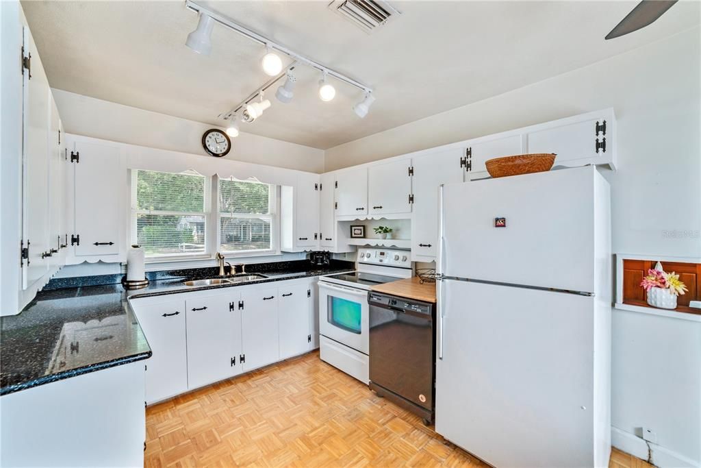 For Sale: $339,000 (2 beds, 1 baths, 1038 Square Feet)