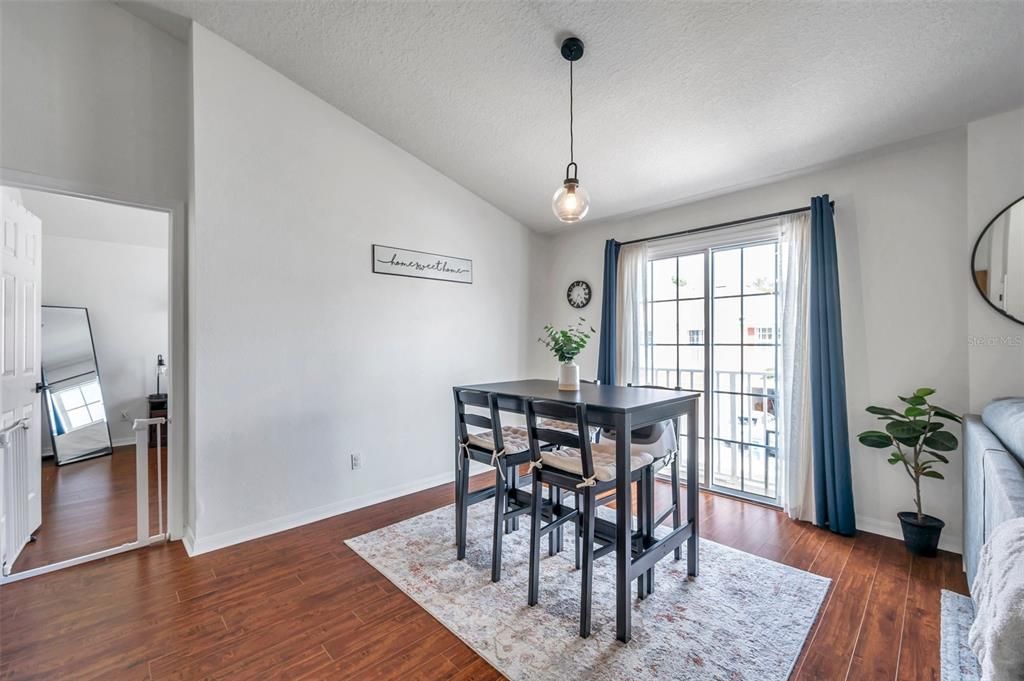 For Sale: $265,000 (2 beds, 2 baths, 1176 Square Feet)