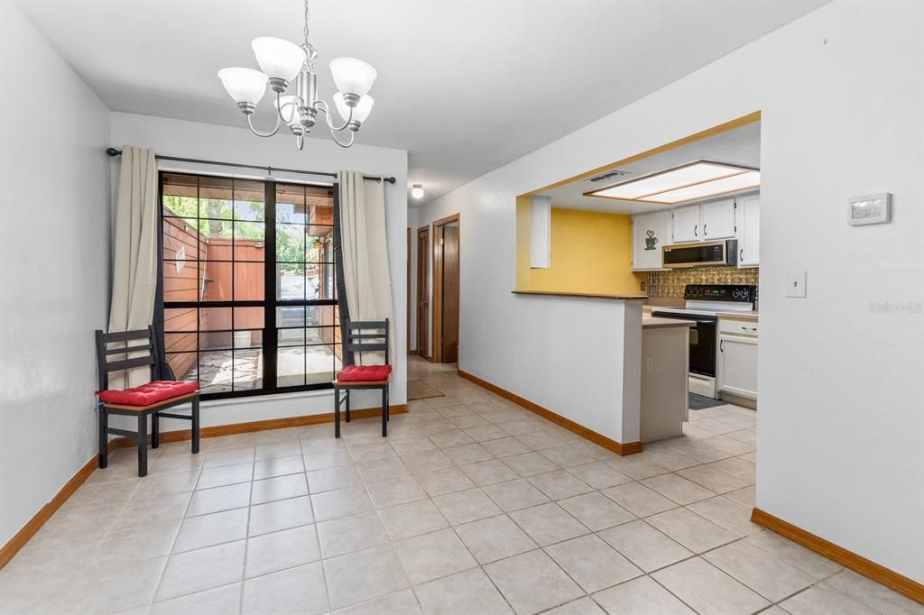 For Sale: $200,000 (2 beds, 2 baths, 1106 Square Feet)